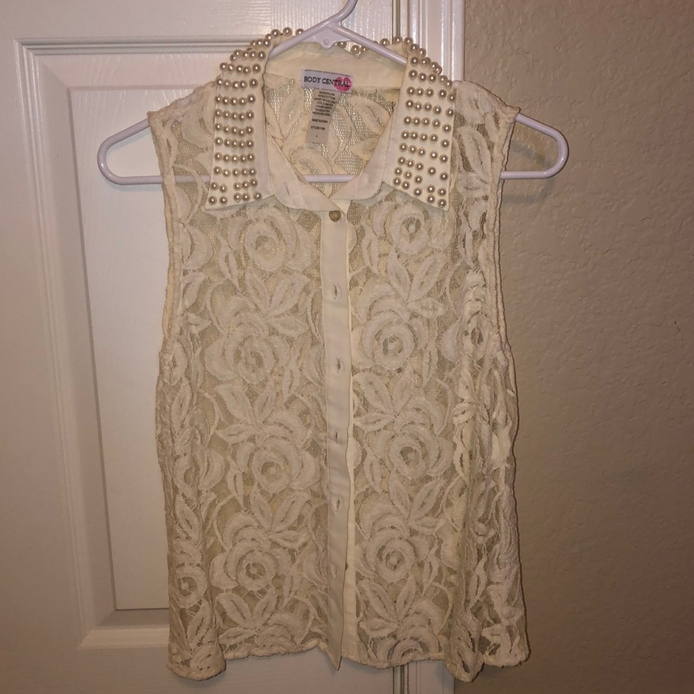 Off white lace sleeveless top & pearl collar